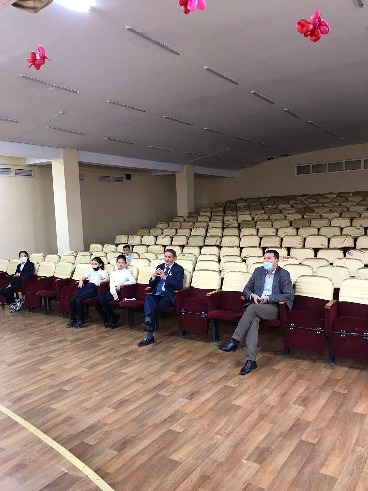 "Талант-табиғаттан, талап- өзіңнен" тақырыбында Шаяхмет Имашұлы оқушылармен сөз өнері, мәнерлеп оқу, сахнада тұру  мәдениеті туралы шеберлік  сабақтарын өтті.