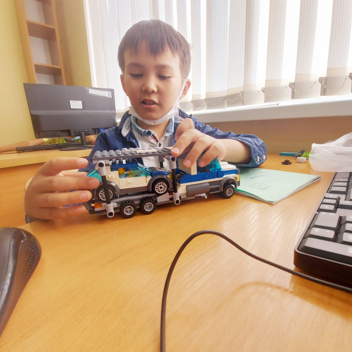 Мектебіміздің 5-7 сынып оқушылары "Робототехника және бағдарламалау" үйірмесінде