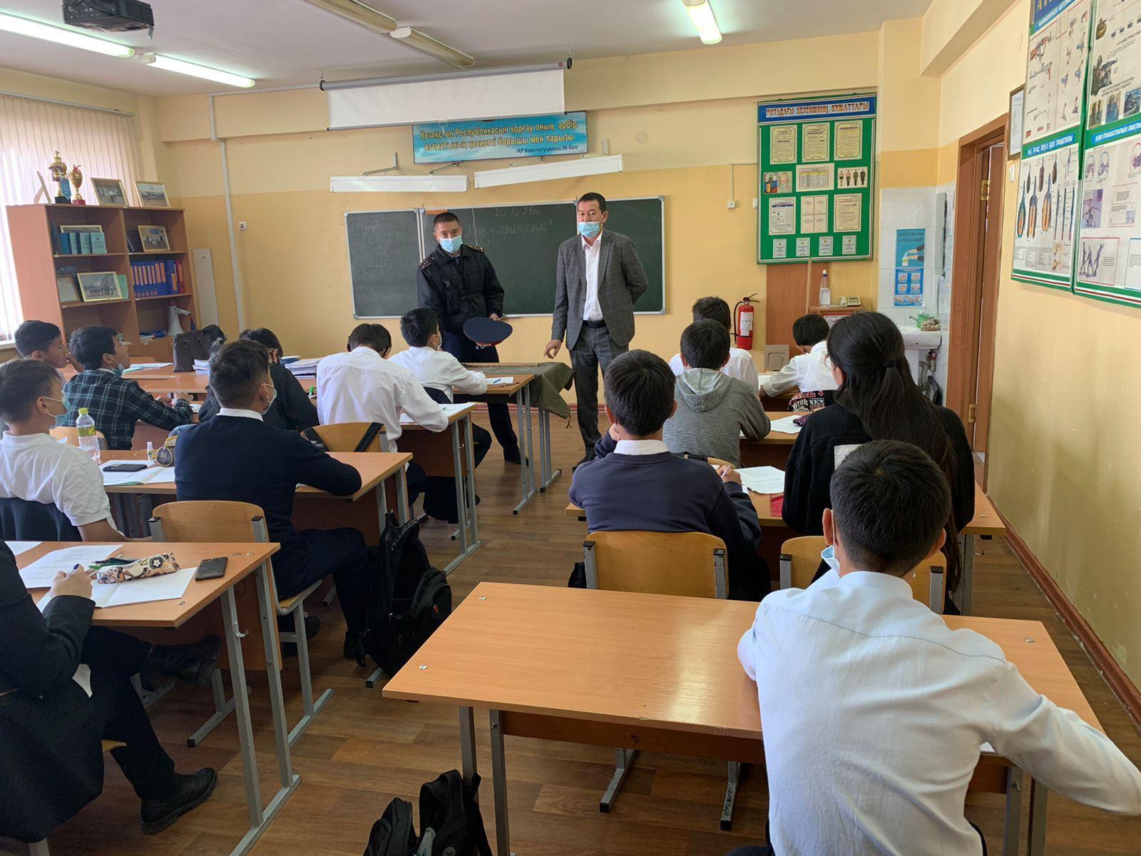 Мектеп  инспекторы  А. Мукеев  пен  директордың тәрбие  ісі  жөніндегі  орынбасары Д.Сәрсенбаев оқушыларға  "Құқық  бұзушылықтың  алдын алу  және  болдырмау"  тақырыбында  әңгіме  жүргізді.