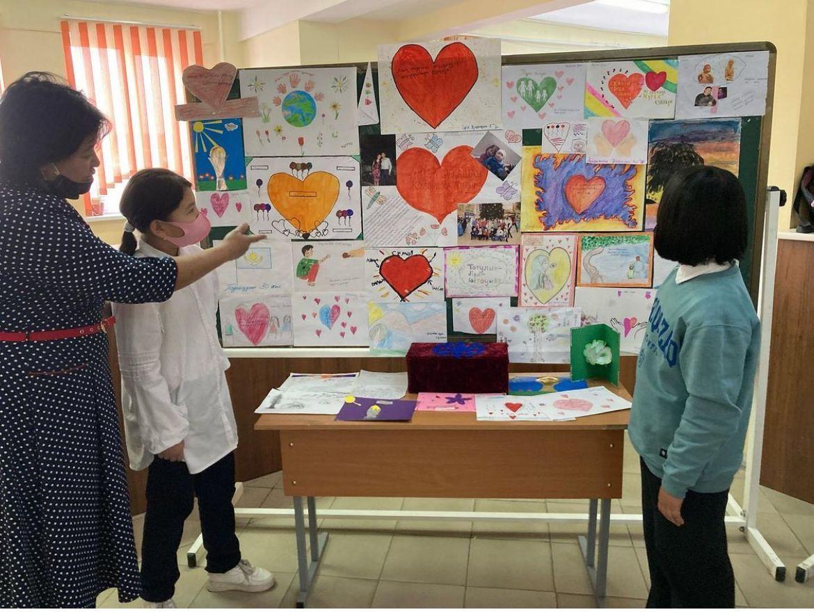 "Жүрек қуанышы"  атты оқушылардың  шығармашылық  жұмыстарының  көрінісі.