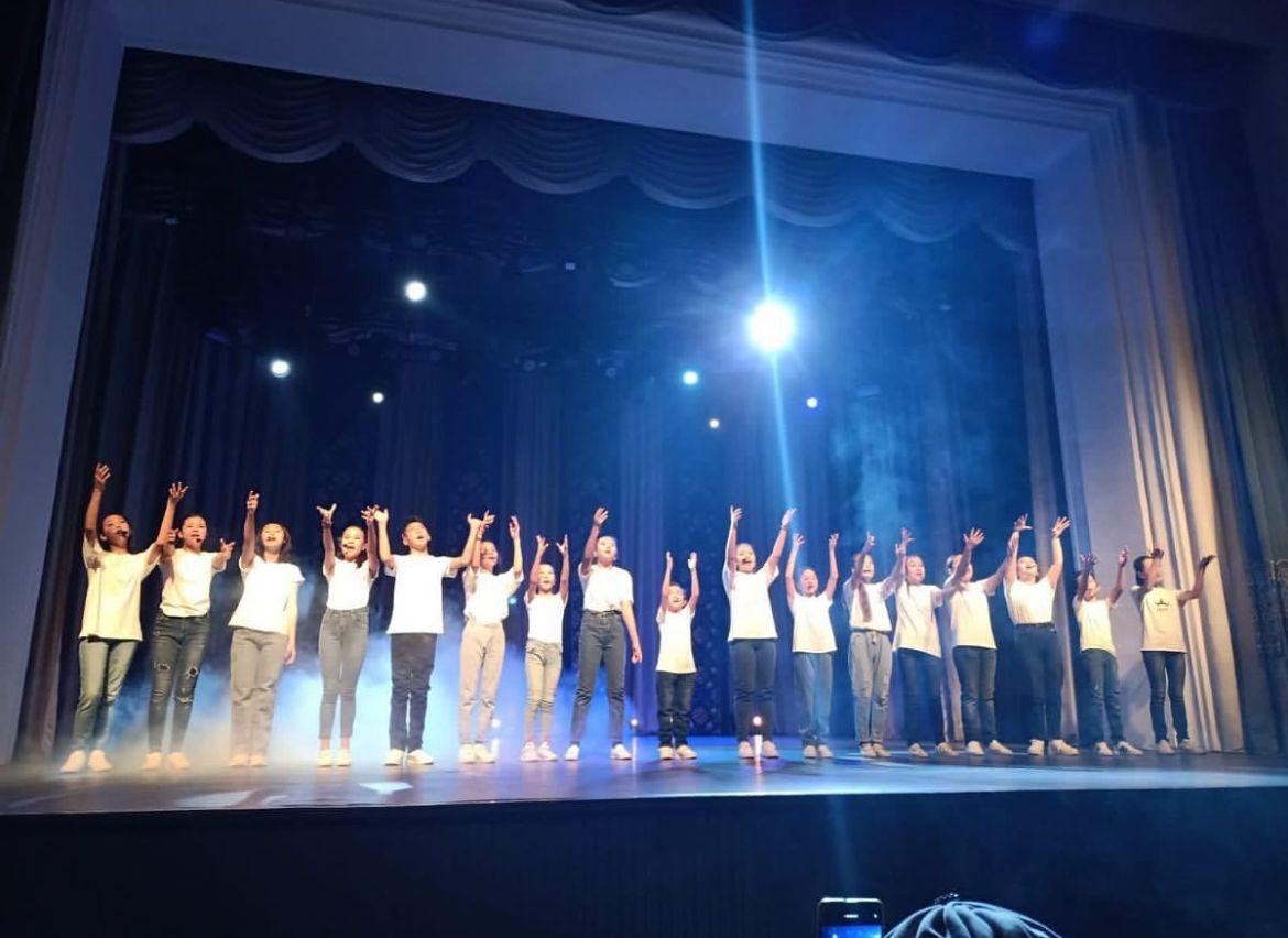 Мектебіміздегі вокал үйірмесінің  "МузТау" тобы Тәуелсіздігіміздің 30 жылдығына арналған концертте өнер көрсетіп қайтты.