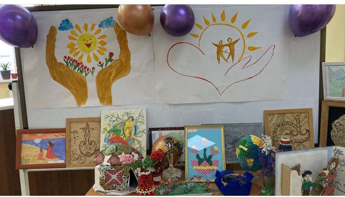 "Махаббат пен шығармашылық  педагогикасы"  онкүндігі  аясында  оқушылардың  жасаған  туындылары.