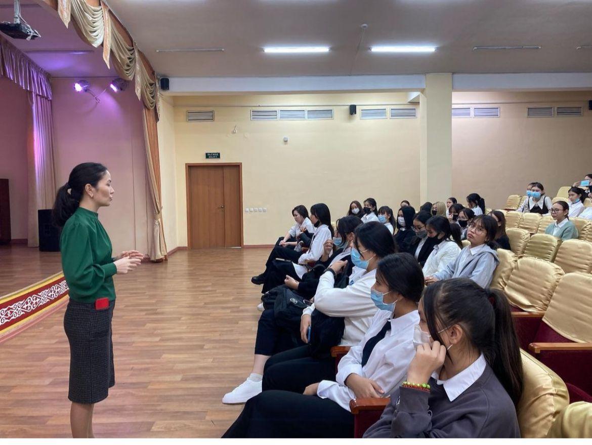 "Қыз тәрбиесі-ұлт тәрбиесі"  тақырыпта  қыздар  жианлысы.